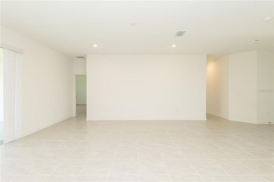 Spacious, unfurnished interior of a new home in , Bartow (Image 13).