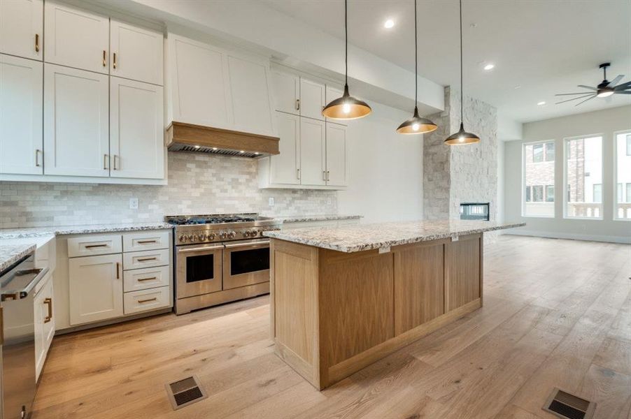 Furnished interior view inside a new home in , Grapevine (Image 12).