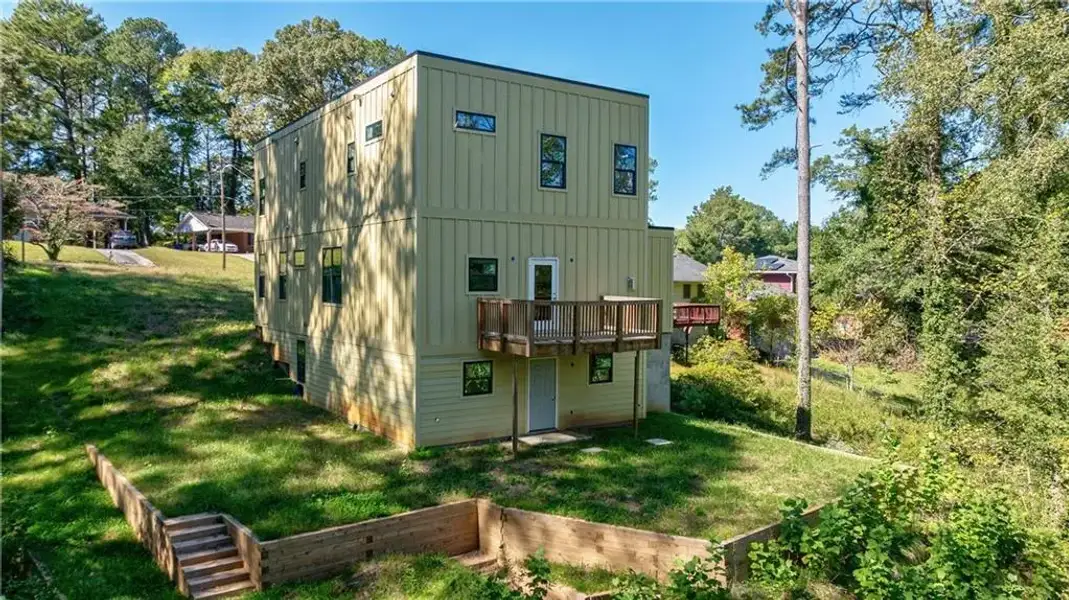 Exterior details and patio area of a home in , Hapeville (Image 4).