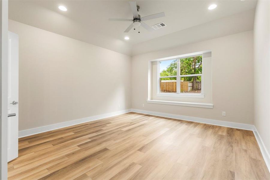 Spacious, unfurnished interior of a new home in , Sherman (Image 34).