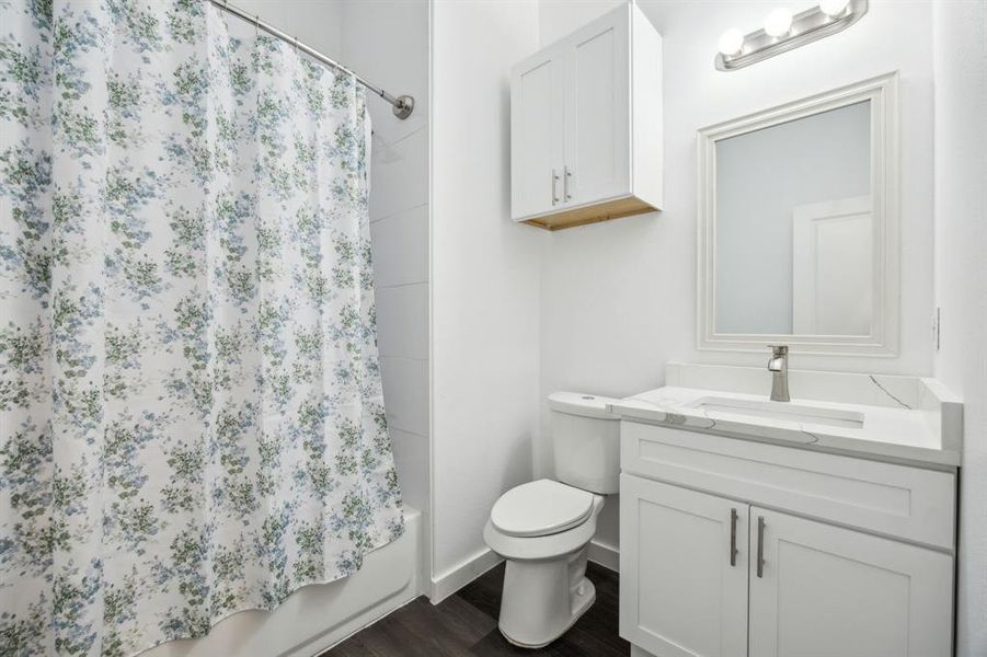 Furnished interior view inside a new home in , Dallas (Image 11).