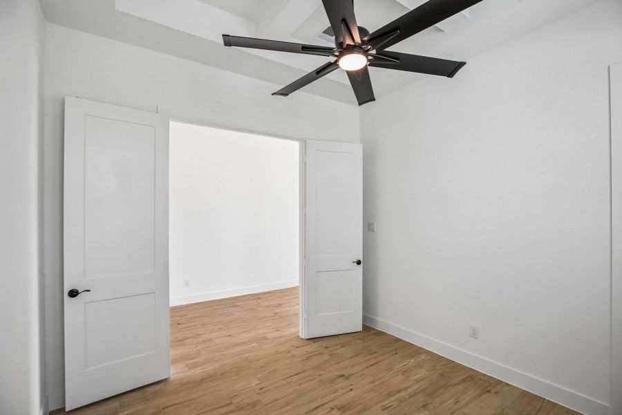 Spacious, unfurnished interior of a new home in , Mont Belvieu (Image 29).