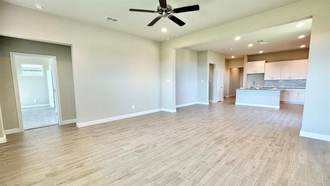 Spacious, unfurnished interior of a new home in Rock Creek Ranch, Fort Worth (Image 10). Spacious, unfurnished interior of a new home in Rock Creek Ranch, Fort Worth (Image 10).