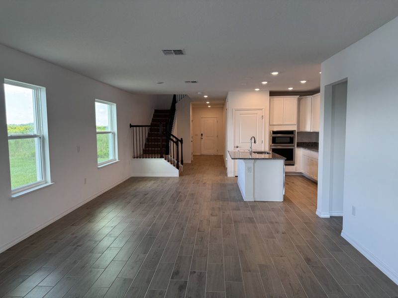 Spacious, unfurnished interior of a new home in Lake Deer Estates, Poinciana (Image 13).