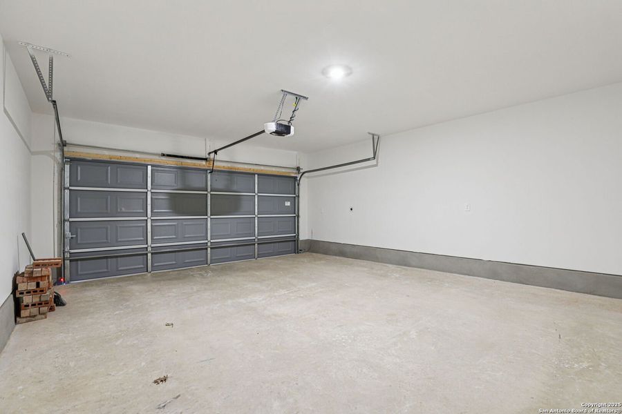 Spacious, unfurnished interior of a new home in Comanche Ridge, San Antonio (Image 21).