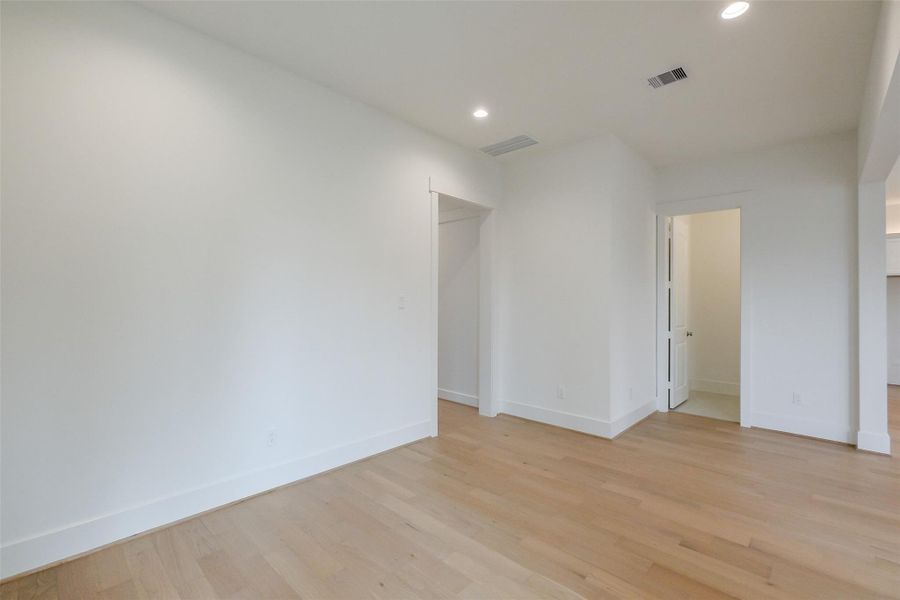 Spacious, unfurnished interior of a new home in Timbergrove Trails, Houston (Image 29).