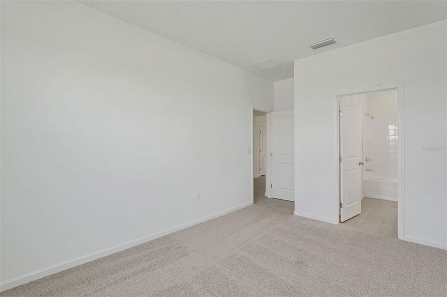 Spacious, unfurnished interior of a new home in Willowbrook North, Winter Haven (Image 30).