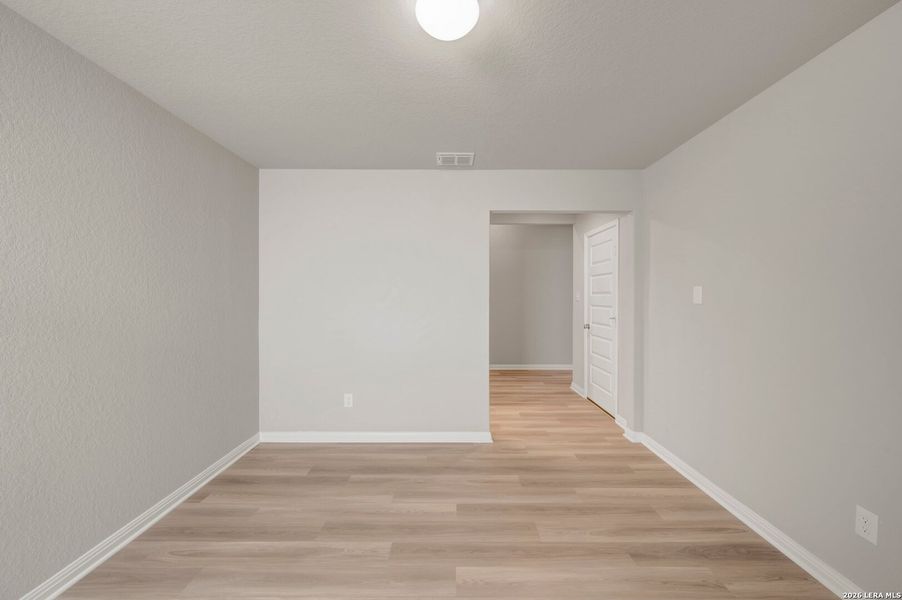 Spacious, unfurnished interior of a new home in Mesquite Ridge, San Antonio (Image 36).
