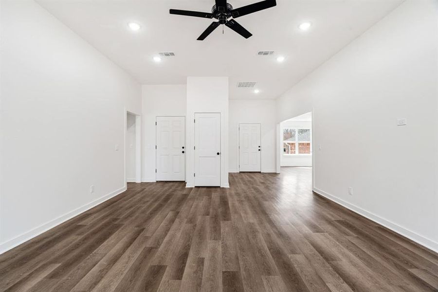 Spacious, unfurnished interior of a new home in , Paris (Image 18).