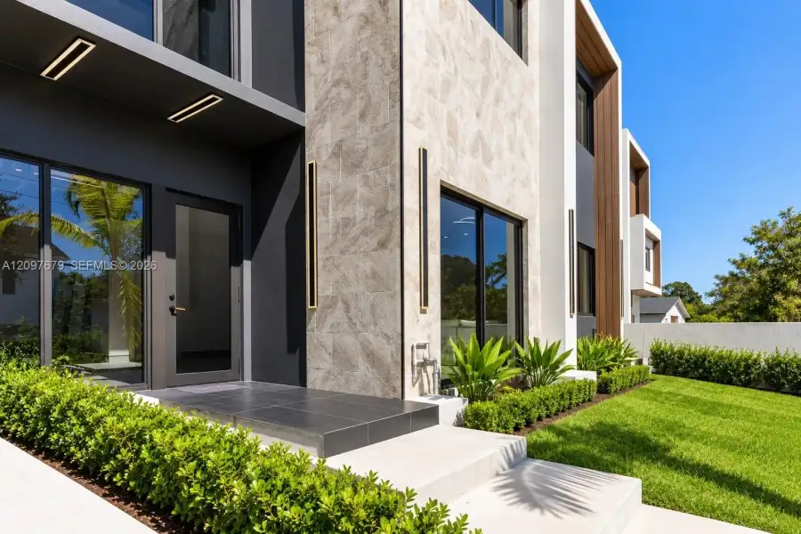 Exterior details and patio area of a home in , Fort Lauderdale (Image 1). Exterior details and patio area of a home in , Fort Lauderdale (Image 1).