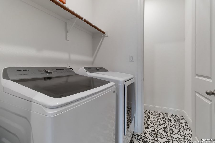 Furnished interior view inside a new home in Woodbridge Farms, La Vernia (Image 37).