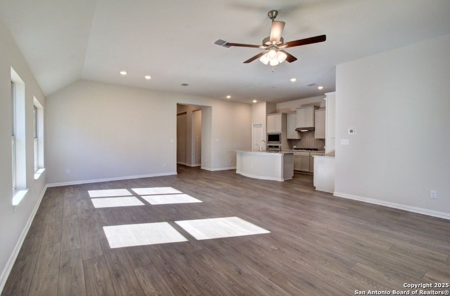 Spacious, unfurnished interior of a new home in Meyer Ranch – Premier, New Braunfels (Image 16). Spacious, unfurnished interior of a new home in Meyer Ranch – Premier, New Braunfels (Image 16).