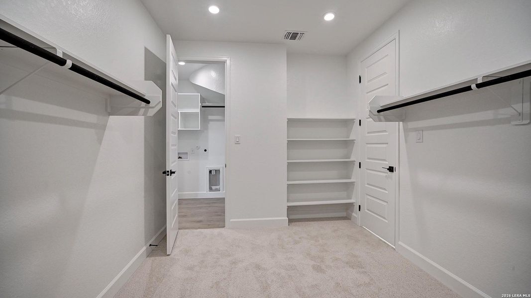Spacious, unfurnished interior of a new home in Haby Hill, San Antonio (Image 23).
