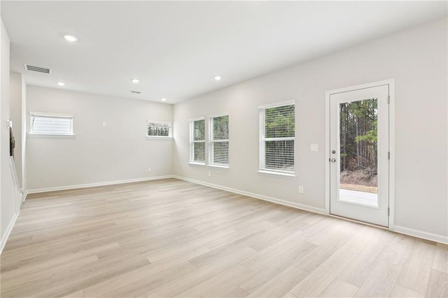 Spacious, unfurnished interior of a new home in Ivey Township, Dallas (Image 19).