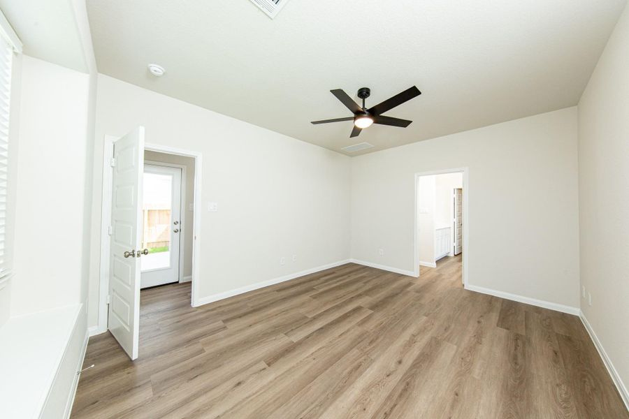 Spacious, unfurnished interior of a new home in River's Edge, Conroe (Image 18). Spacious, unfurnished interior of a new home in River's Edge, Conroe (Image 18).