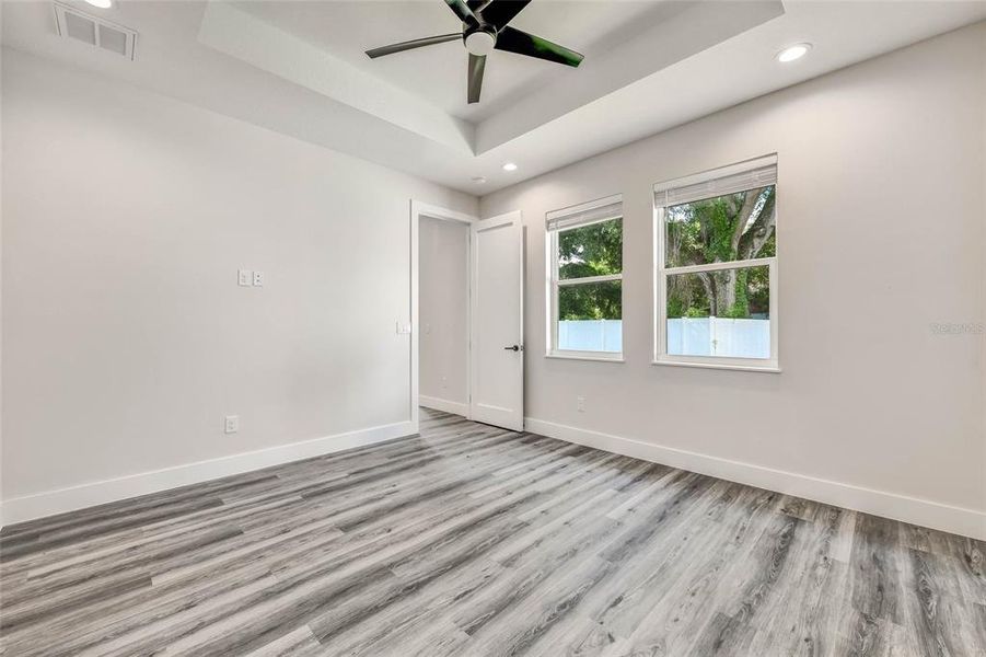Spacious, unfurnished interior of a new home in , Tampa (Image 26).
