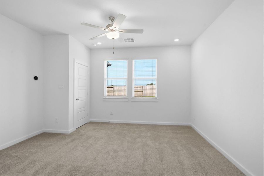 Spacious, unfurnished interior of a new home in , Iowa Colony (Image 25).