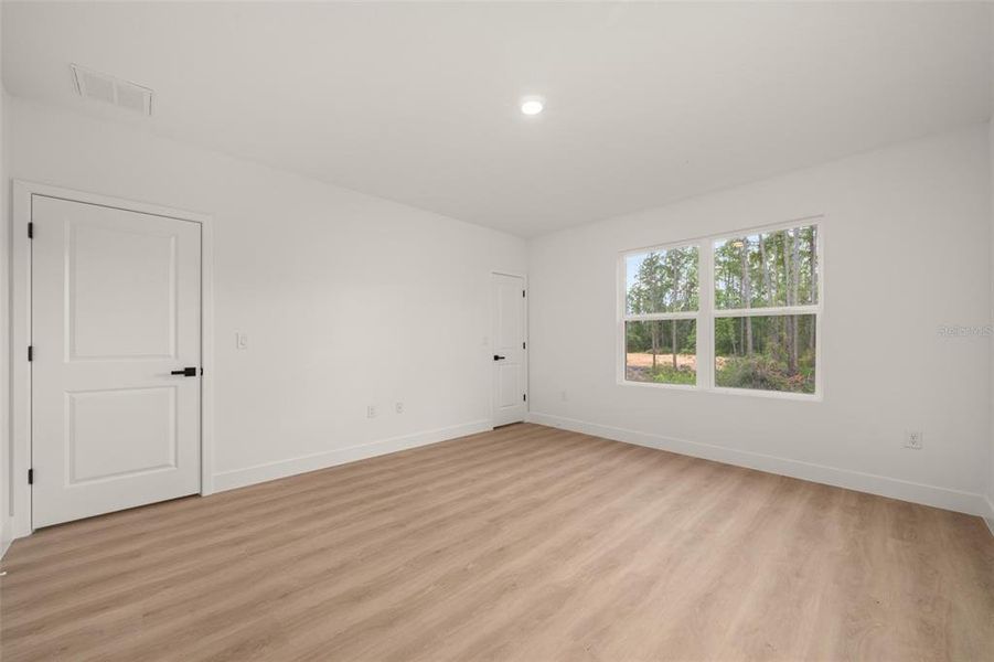Spacious, unfurnished interior of a new home in , Sebring (Image 20).