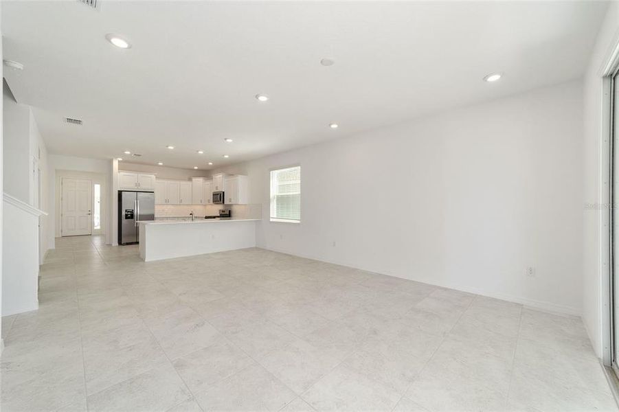 Spacious, unfurnished interior of a new home in Calesa Township, Ocala (Image 39).