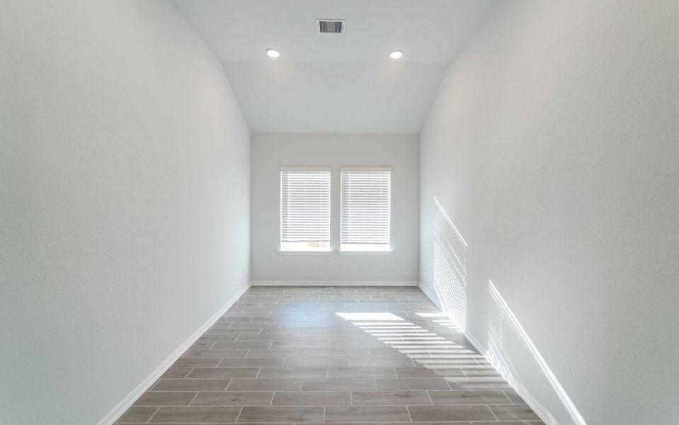 Spacious, unfurnished interior of a new home in Caney Mills, Conroe (Image 13).