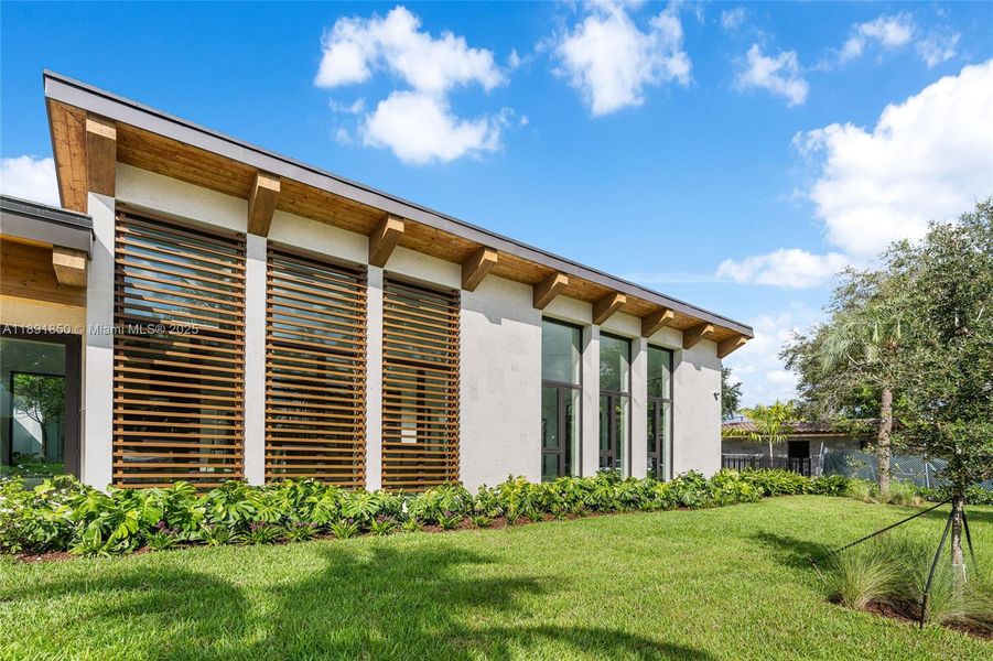 Exterior details and patio area of a home in , Coral Gables (Image 22).