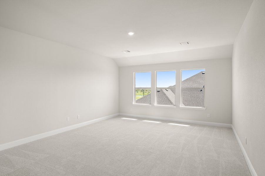 Spacious, unfurnished interior of a new home in Myrtle Creek, Waxahachie (Image 27).
