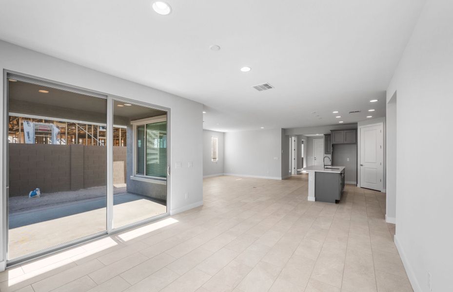 Spacious, unfurnished interior of a new home in Sun City Anthem at Merrill Ranch, Florence (Image 15).