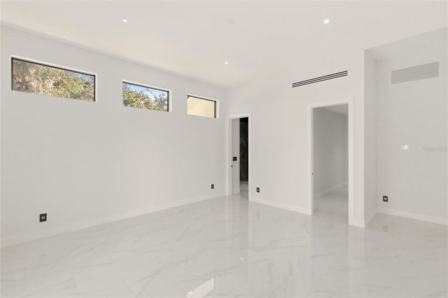 Spacious, unfurnished interior of a new home in , Sarasota (Image 28).