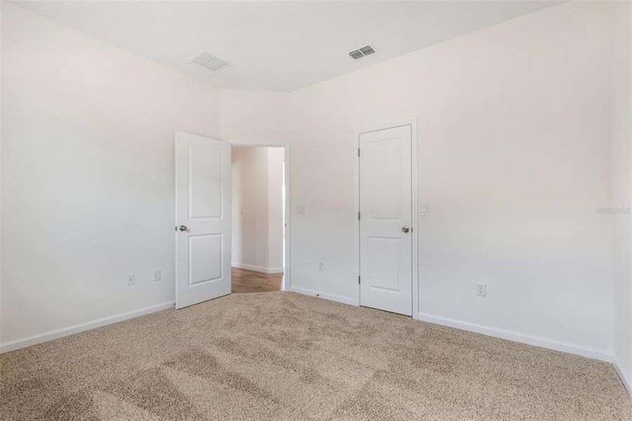 Spacious, unfurnished interior of a new home in Grand Isle, Grand Island (Image 9).