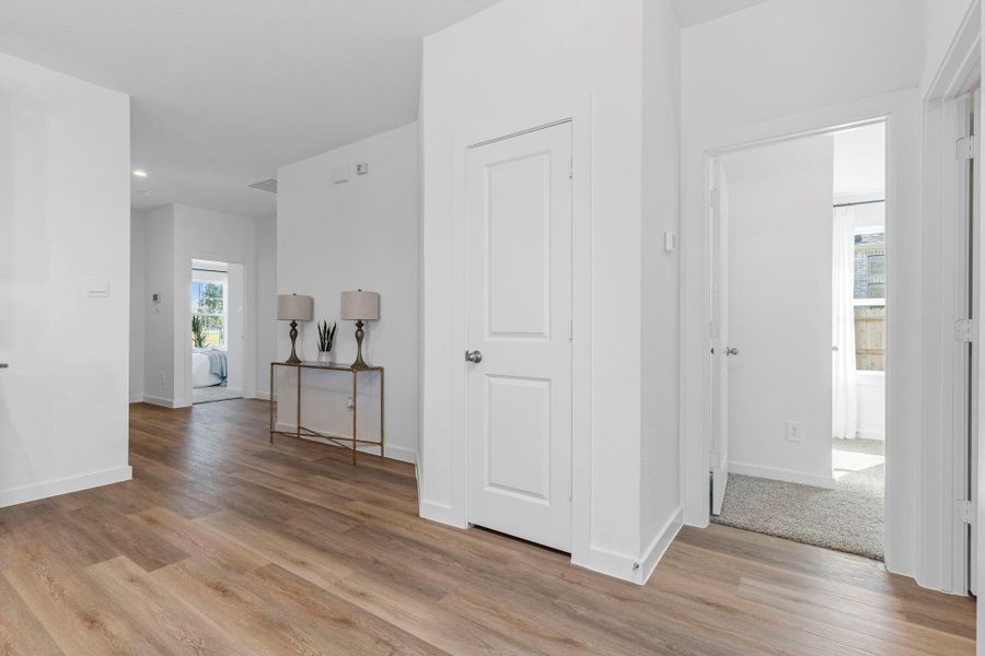 Spacious, unfurnished interior of a new home in , Iowa Colony (Image 26).