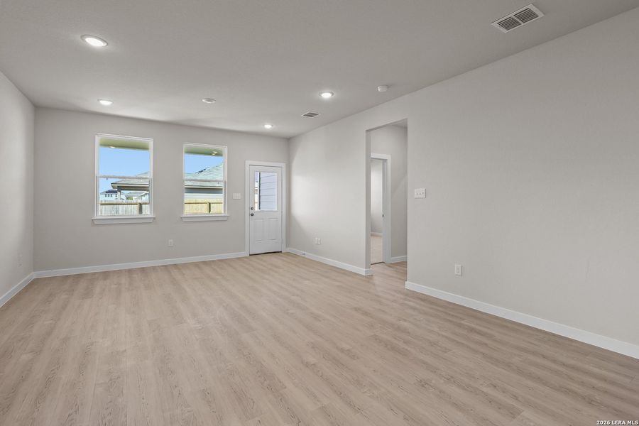 Spacious, unfurnished interior of a new home in Hiddenbrooke, Seguin (Image 14).