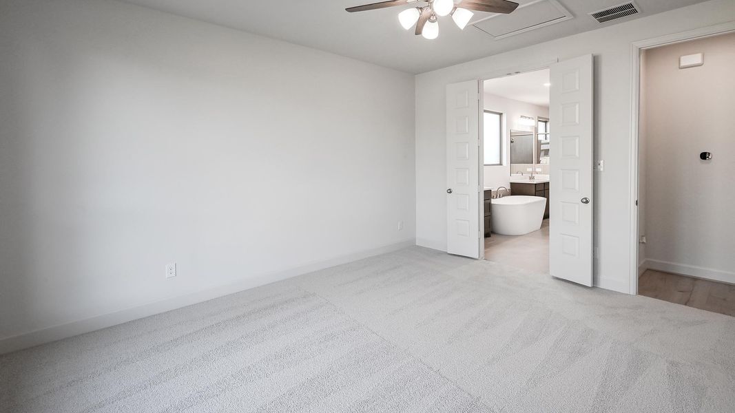 Spacious, unfurnished interior of a new home in 6 Creeks 50', Kyle (Image 15).