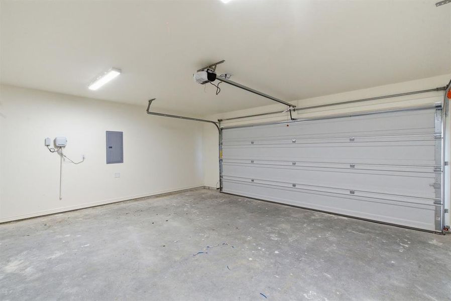 Spacious, unfurnished interior of a new home in , Lipan (Image 13).