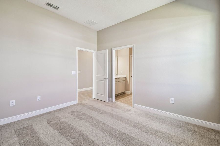 Spacious, unfurnished interior of a new home in Pinecone Reserve, Brooksville (Image 38).