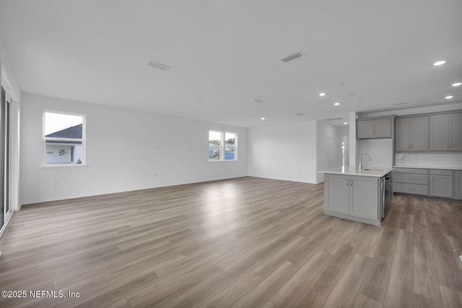 Spacious, unfurnished interior of a new home in Hyland Trail, Green Cove Springs (Image 18).