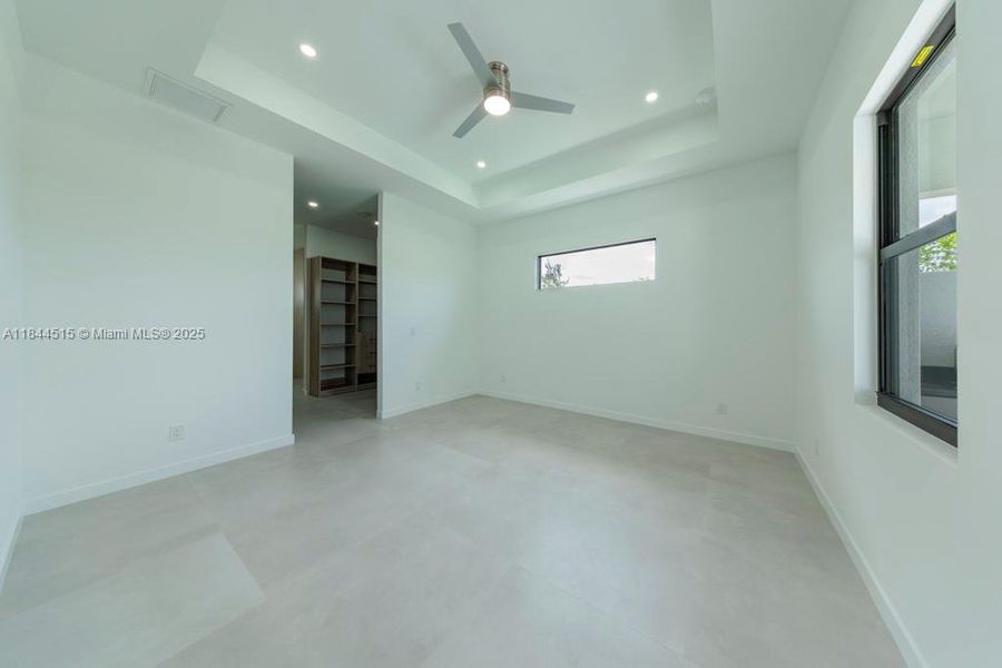 Spacious, unfurnished interior of a new home in , Cape Coral (Image 12).