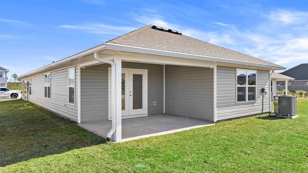 Exterior details and patio area of a home in Titus Park, Panama City (Image 21).