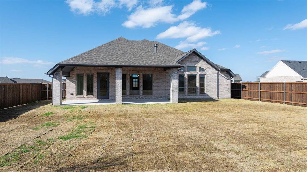 Exterior details and patio area of a home in Talon Hills, Fort Worth (Image 2).