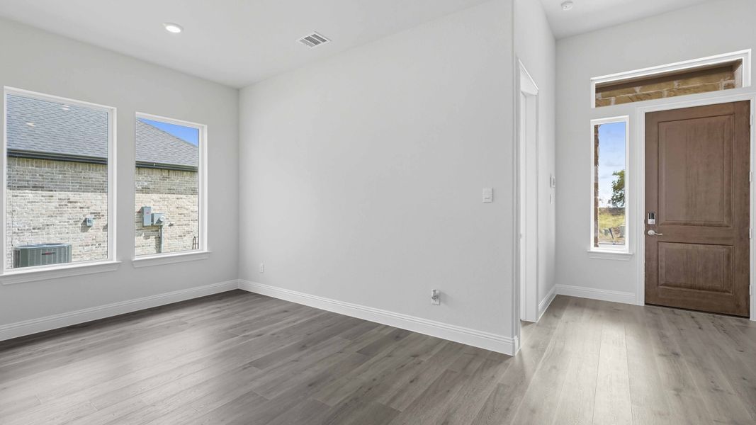 Spacious, unfurnished interior of a new home in Peachtree Meadows, Rockwall (Image 14).