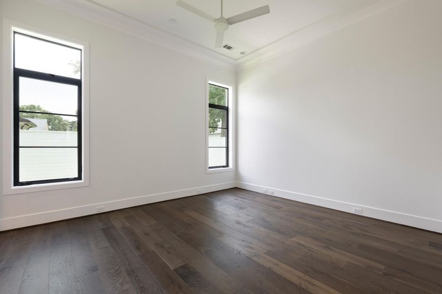 1st floor guest bedroom.