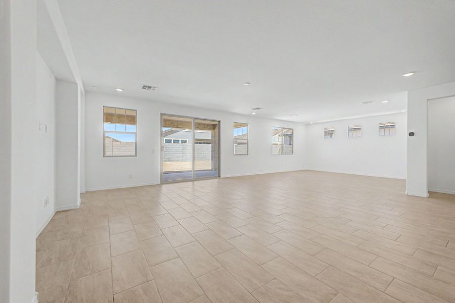 Spacious, unfurnished interior of a new home in Las Ventanas, Goodyear (Image 9).