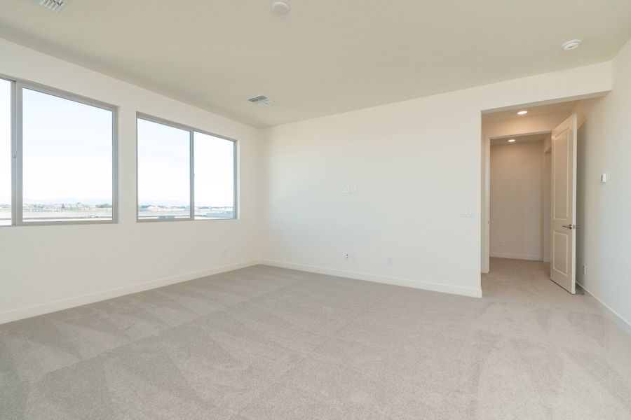 Spacious, unfurnished interior of a new home in Soleo, San Tan Valley (Image 11).