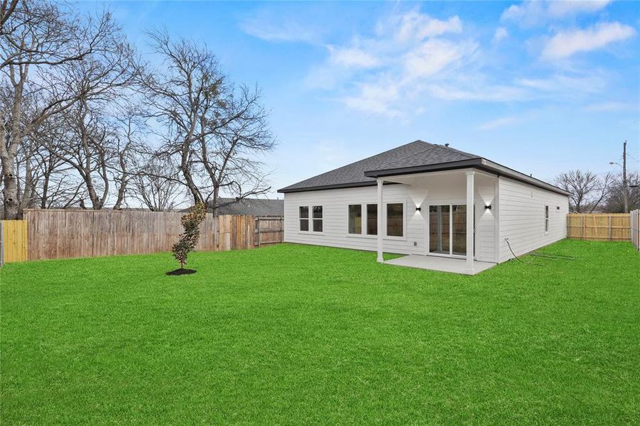 Exterior details and patio area of a home in , Dallas (Image 3).