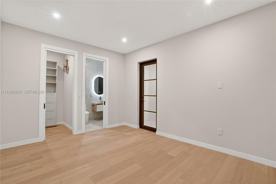 Spacious, unfurnished interior of a new home in , Coral Gables (Image 15).