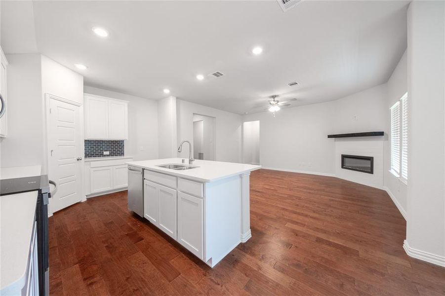 Furnished interior view inside a new home in Churchill: Meadows 50', Anna (Image 4). Furnished interior view inside a new home in Churchill: Meadows 50', Anna (Image 4).