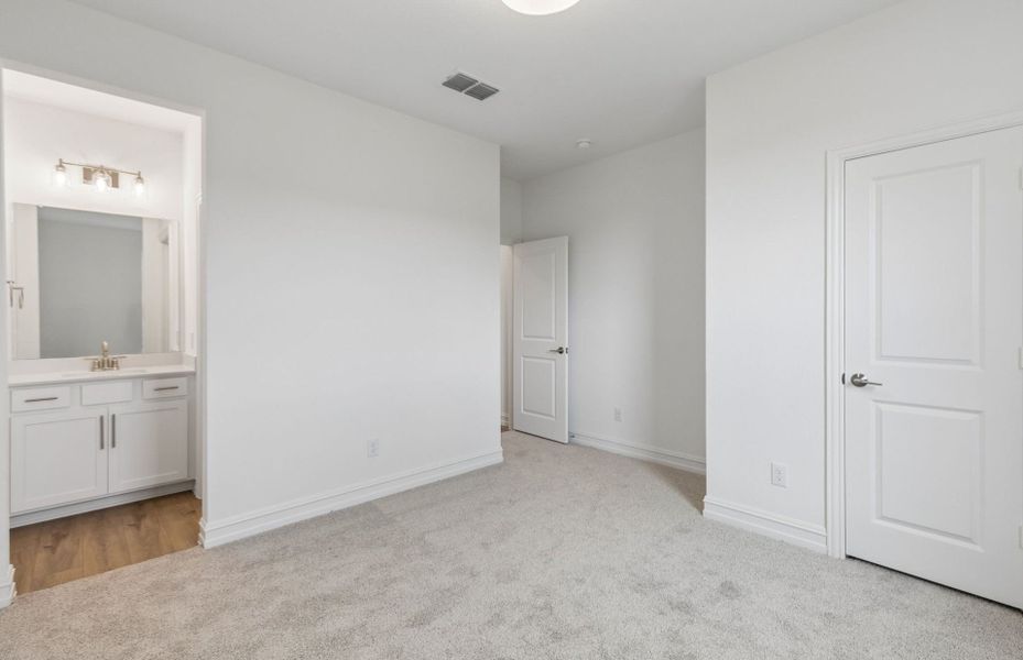 Spacious, unfurnished interior of a new home in Wellington, Fort Worth (Image 17).
