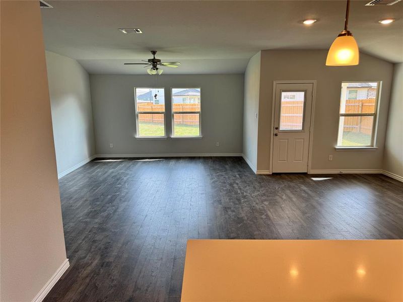 Spacious, unfurnished interior of a new home in Saddle Creek, Waco (Image 8).