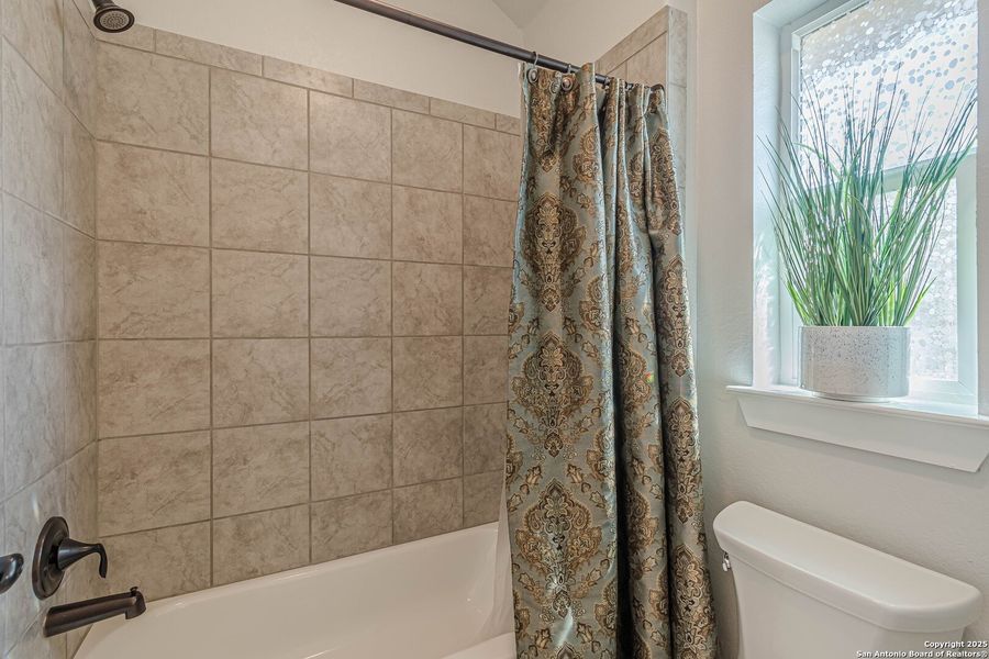 Furnished interior view inside a new home in Hiddenbrooke, Seguin (Image 28).