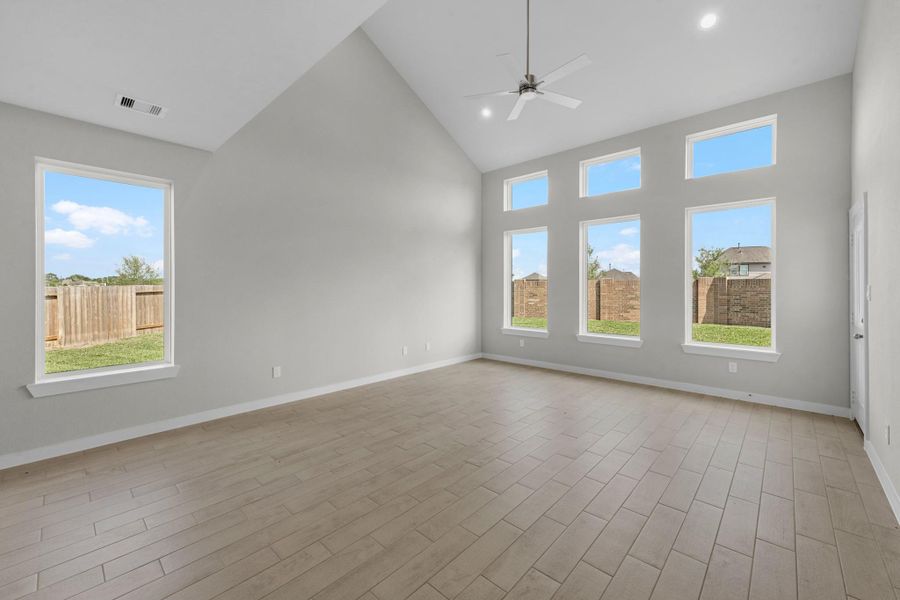 Spacious, unfurnished interior of a new home in Briarwood Crossing, Rosenberg (Image 15).