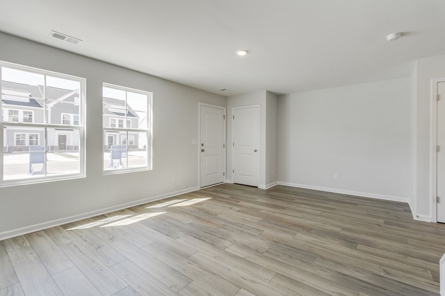 Spacious, unfurnished interior of a new home in Astoria, Columbia (Image 14).
